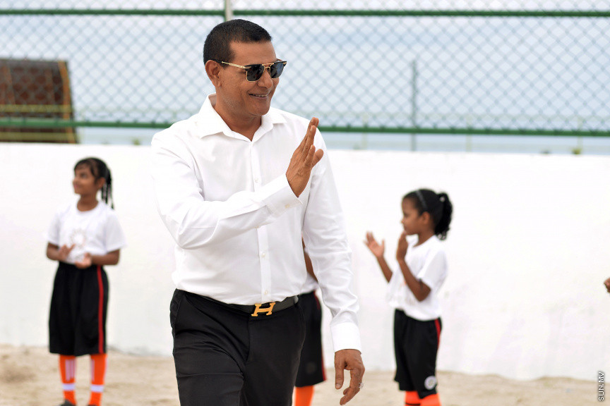 ސަން ސިޔާމް ކެއާގެ ޗެއާމަން އަދި ރައްޔިތުން މަޖިލީހުގެ މީދޫ ދާއިރާގެ މެމްބަރު އަހުމަދު ސިޔާމް މުހައްމަދު ދ. މީދޫގައި އަޅުއްވައިދެއްވި ޓާފް ދަނޑު ކުލަގަދަ ރަސްމިއްޔާތަކާއެކު ހުޅުވުން -- ސަން ފޮޓޯ/ އަހުމަދު އަވްޝަން އިލްޔާސް