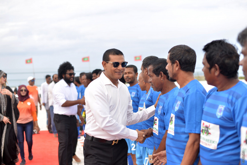 ސަން ސިޔާމް ކެއާގެ ޗެއާމަން އަދި ރައްޔިތުން މަޖިލީހުގެ މީދޫ ދާއިރާގެ މެމްބަރު އަހުމަދު ސިޔާމް މުހައްމަދު ދ. މީދޫގައި އަޅުއްވައިދެއްވި ޓާފް ދަނޑު ކުލަގަދަ ރަސްމިއްޔާތަކާއެކު ހުޅުވުން -- ސަން ފޮޓޯ/ އަހުމަދު އަވްޝަން އިލްޔާސް
