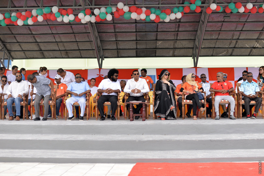 ސަން ސިޔާމް ކެއާގެ ޗެއާމަން އަދި ރައްޔިތުން މަޖިލީހުގެ މީދޫ ދާއިރާގެ މެމްބަރު އަހުމަދު ސިޔާމް މުހައްމަދު ދ. މީދޫގައި އަޅުއްވައިދެއްވި ޓާފް ދަނޑު ކުލަގަދަ ރަސްމިއްޔާތަކާއެކު ހުޅުވުން -- ސަން ފޮޓޯ/ އަހުމަދު އަވްޝަން އިލްޔާސް