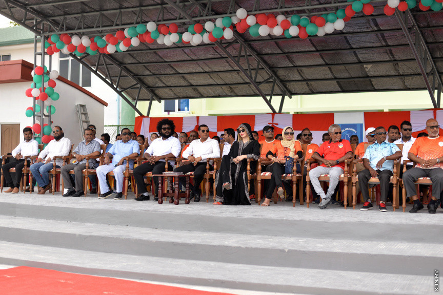 ސަން ސިޔާމް ކެއާގެ ޗެއާމަން އަދި ރައްޔިތުން މަޖިލީހުގެ މީދޫ ދާއިރާގެ މެމްބަރު އަހުމަދު ސިޔާމް މުހައްމަދު ދ. މީދޫގައި އަޅުއްވައިދެއްވި ޓާފް ދަނޑު ކުލަގަދަ ރަސްމިއްޔާތަކާއެކު ހުޅުވުން -- ސަން ފޮޓޯ/ އަހުމަދު އަވްޝަން އިލްޔާސް