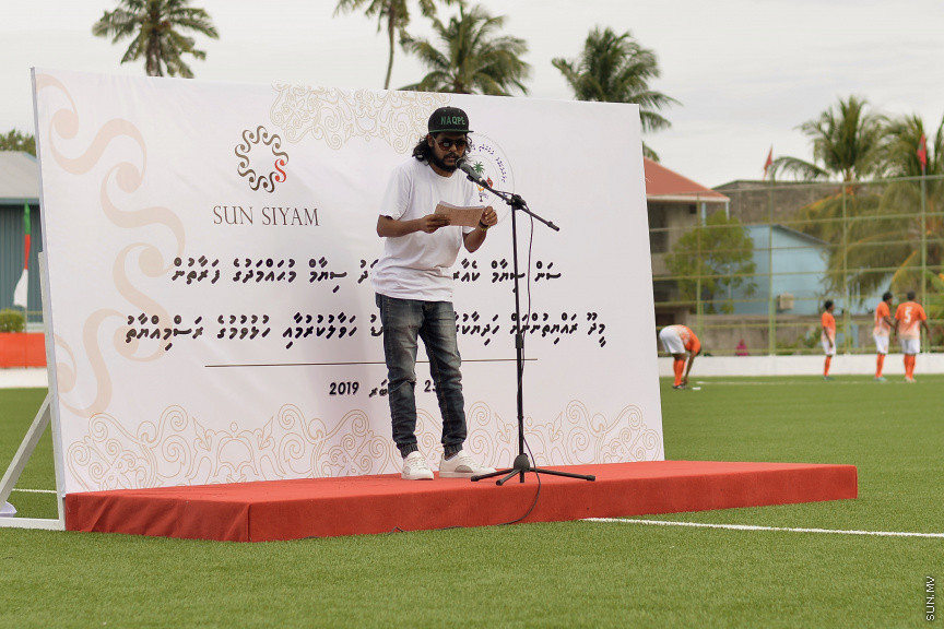 ސަން ސިޔާމް ކެއާގެ ޗެއާމަން އަދި ރައްޔިތުން މަޖިލީހުގެ މީދޫ ދާއިރާގެ މެމްބަރު އަހުމަދު ސިޔާމް މުހައްމަދު ދ. މީދޫގައި އަޅުއްވައިދެއްވި ޓާފް ދަނޑު ކުލަގަދަ ރަސްމިއްޔާތަކާއެކު ހުޅުވުން -- ސަން ފޮޓޯ/ އަހުމަދު އަވްޝަން އިލްޔާސް