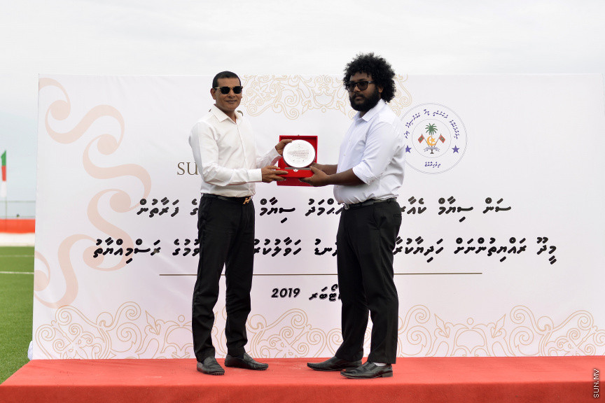 ސަން ސިޔާމް ކެއާގެ ޗެއާމަން އަދި ރައްޔިތުން މަޖިލީހުގެ މީދޫ ދާއިރާގެ މެމްބަރު އަހުމަދު ސިޔާމް މުހައްމަދު ދ. މީދޫގައި އަޅުއްވައިދެއްވި ޓާފް ދަނޑު ކުލަގަދަ ރަސްމިއްޔާތަކާއެކު ހުޅުވުން -- ސަން ފޮޓޯ/ އަހުމަދު އަވްޝަން އިލްޔާސް
