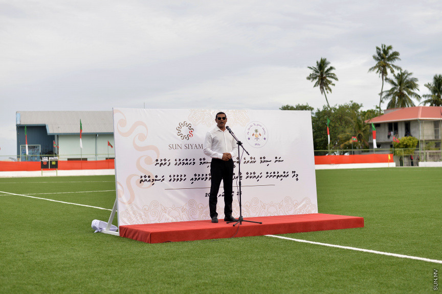 ސަން ސިޔާމް ކެއާގެ ޗެއާމަން އަދި ރައްޔިތުން މަޖިލީހުގެ މީދޫ ދާއިރާގެ މެމްބަރު އަހުމަދު ސިޔާމް މުހައްމަދު ދ. މީދޫގައި އަޅުއްވައިދެއްވި ޓާފް ދަނޑު ކުލަގަދަ ރަސްމިއްޔާތަކާއެކު ހުޅުވުން -- ސަން ފޮޓޯ/ އަހުމަދު އަވްޝަން އިލްޔާސް