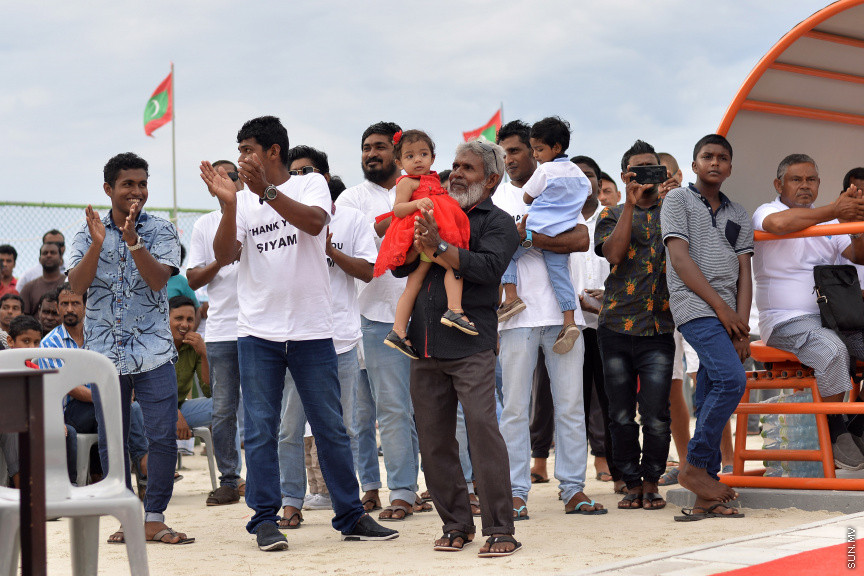 ސަން ސިޔާމް ކެއާގެ ޗެއާމަން އަދި ރައްޔިތުން މަޖިލީހުގެ މީދޫ ދާއިރާގެ މެމްބަރު އަހުމަދު ސިޔާމް މުހައްމަދު ދ. މީދޫގައި އަޅުއްވައިދެއްވި ޓާފް ދަނޑު ކުލަގަދަ ރަސްމިއްޔާތަކާއެކު ހުޅުވުން -- ސަން ފޮޓޯ/ އަހުމަދު އަވްޝަން އިލްޔާސް