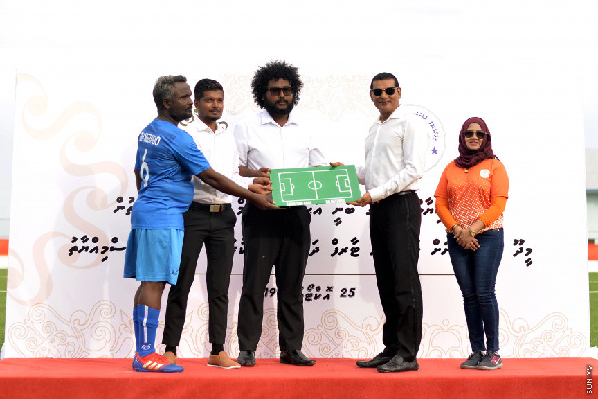 ސަން ސިޔާމް ކެއާގެ ޗެއާމަން އަދި ރައްޔިތުން މަޖިލީހުގެ މީދޫ ދާއިރާގެ މެމްބަރު އަހުމަދު ސިޔާމް މުހައްމަދު ދ. މީދޫގައި އަޅުއްވައިދެއްވި ޓާފް ދަނޑު ކުލަގަދަ ރަސްމިއްޔާތަކާއެކު ހުޅުވުން -- ސަން ފޮޓޯ/ އަހުމަދު އަވްޝަން އިލްޔާސް