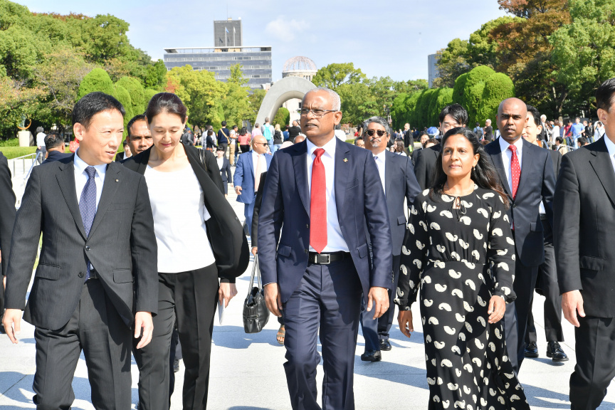 ޖަޕާންގައި އެޓޮމިކް ބޮމުގެ ހަމަލާގައި މަރުވެދިޔަ މީހުންގެ ހަނދާނުގައި ބިނާކޮށްފައިވާ "ހީރޯޝީމާ ޕީސް މެމޯރިއަލް މިއުޒިއަމް"އަށް ރައީސް އިބްރާޙިމް މުހައްމަދު ސޯލިހް  ޒިޔާރަތް ކުރެއްވުން -- ފޮޓޯ/ ރައީސް އޮފީސް