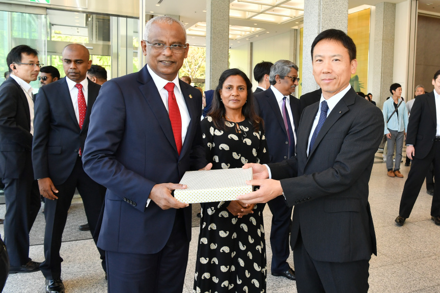ޖަޕާންގައި އެޓޮމިކް ބޮމުގެ ހަމަލާގައި މަރުވެދިޔަ މީހުންގެ ހަނދާނުގައި ބިނާކޮށްފައިވާ "ހީރޯޝީމާ ޕީސް މެމޯރިއަލް މިއުޒިއަމް"އަށް ރައީސް އިބްރާޙިމް މުހައްމަދު ސޯލިހް  ޒިޔާރަތް ކުރެއްވުން -- ފޮޓޯ/ ރައީސް އޮފީސް