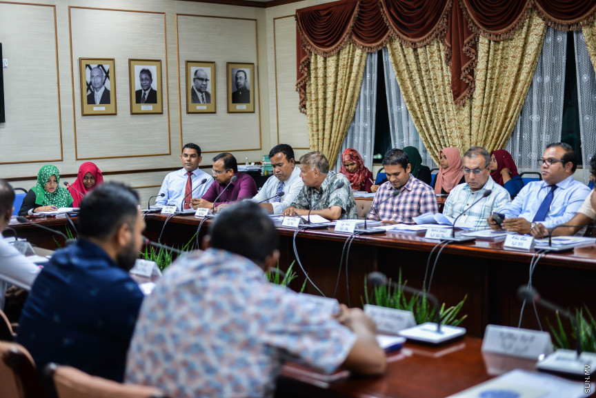 ނޮވެމްބަރ 5، 2019: އަންނަ އަހަރަ(2020)އަށް ލަފާކުރާ ދައުލަތުގެ ބެޖެޓު ދިރާސާކުރާ ރައްޔިތުން މަޖިލީހުގެ ކޮމިޓީގެ ބައްދަލުވުމުގެ ތެރެއިން -- ސަން ފޮޓޯ/ ފަޔާޒު މޫސާ