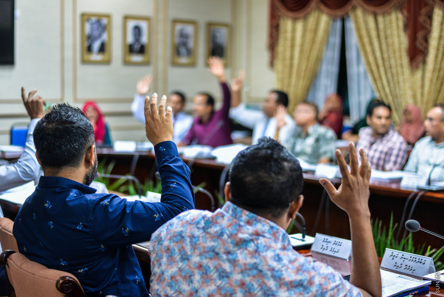 ނޮވެމްބަރ 5، 2019: އަންނަ އަހަރަ(2020)އަށް ލަފާކުރާ ދައުލަތުގެ ބެޖެޓު ދިރާސާކުރާ ރައްޔިތުން މަޖިލީހުގެ ކޮމިޓީގެ ބައްދަލުވުމުގެ ތެރެއިން -- ސަން ފޮޓޯ/ ފަޔާޒު މޫސާ