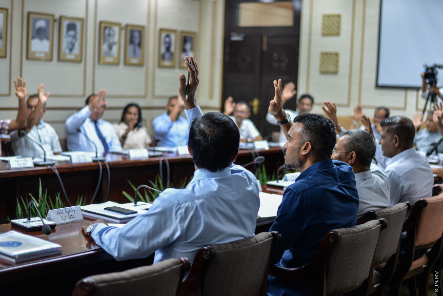 ނޮވެމްބަރ 5، 2019: އަންނަ އަހަރަ(2020)އަށް ލަފާކުރާ ދައުލަތުގެ ބެޖެޓު ދިރާސާކުރާ ރައްޔިތުން މަޖިލީހުގެ ކޮމިޓީގެ ބައްދަލުވުމުގެ ތެރެއިން -- ސަން ފޮޓޯ/ ފަޔާޒު މޫސާ