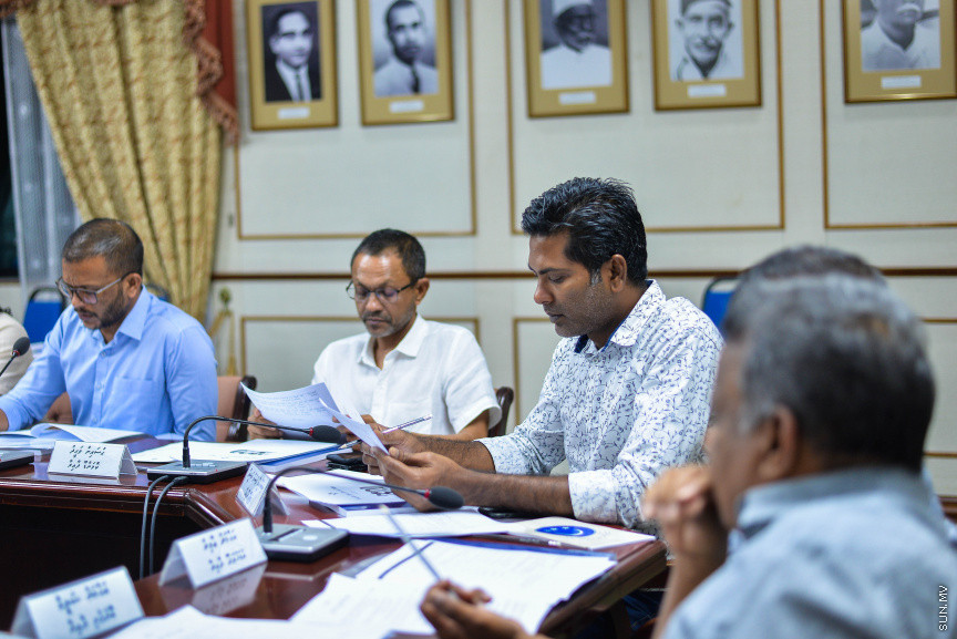 ނޮވެމްބަރ 5، 2019: އަންނަ އަހަރަ(2020)އަށް ލަފާކުރާ ދައުލަތުގެ ބެޖެޓު ދިރާސާކުރާ ރައްޔިތުން މަޖިލީހުގެ ކޮމިޓީގެ ބައްދަލުވުމުގެ ތެރެއިން -- ސަން ފޮޓޯ/ ފަޔާޒު މޫސާ