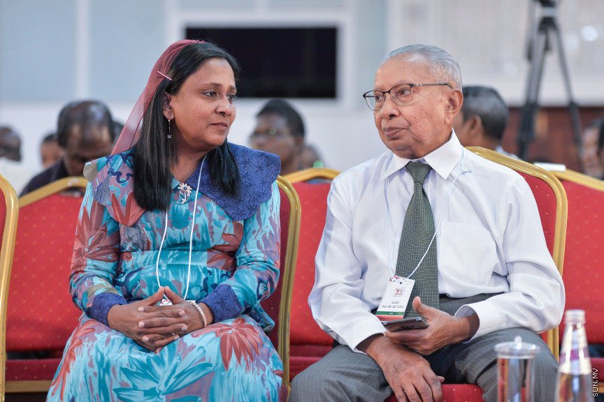 ނޮވެމްބަރ 7، 2019: ކުރީގެ ރައީސް މައުމޫން އަބްދުލް ގައްޔޫމް އިސްވެ އުފެއްދެވި މޯލްޑިވްސް ރީފޯމް މޫވްމަންޓް (އެމްއާރުއެމް) އުފެއްދުމަށް ދަރުބާރުގޭގައި ބޭއްވި ހާއްސަ ޖަލްސާގެ ތެރެއިން: މީގެ ކުރިން މައުމޫން އަބްދުލް ގައްޔޫމް އިސްވެ ވަނީ 2 ޕާޓީއެށް އުފައްދަވާފަ -- ސަން ފޮޓޯ/ ފަޔާޒު މޫސާ