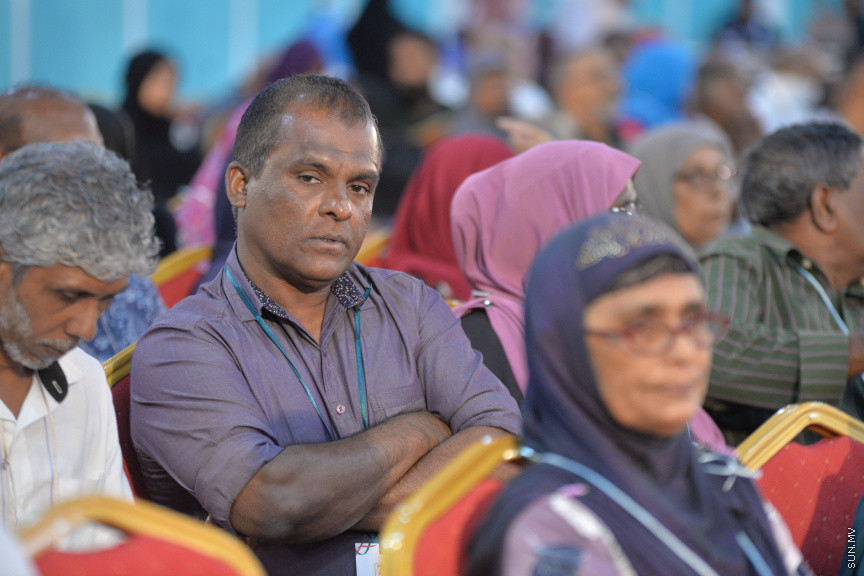ނޮވެމްބަރ 7، 2019: ކުރީގެ ރައީސް މައުމޫން އަބްދުލް ގައްޔޫމް އިސްވެ އުފެއްދެވި މޯލްޑިވްސް ރީފޯމް މޫވްމަންޓް (އެމްއާރުއެމް) އުފެއްދުމަށް ދަރުބާރުގޭގައި ބޭއްވި ހާއްސަ ޖަލްސާގެ ތެރެއިން: މީގެ ކުރިން މައުމޫން އަބްދުލް ގައްޔޫމް އިސްވެ ވަނީ 2 ޕާޓީއެށް އުފައްދަވާފަ -- ސަން ފޮޓޯ/ ފަޔާޒު މޫސާ