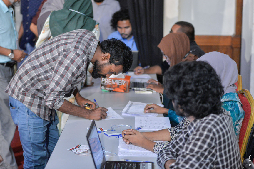 ނޮވެމްބަރ 7، 2019: ކުރީގެ ރައީސް މައުމޫން އަބްދުލް ގައްޔޫމް އިސްވެ އުފެއްދެވި މޯލްޑިވްސް ރީފޯމް މޫވްމަންޓް (އެމްއާރުއެމް) އުފެއްދުމަށް ދަރުބާރުގޭގައި ބޭއްވި ހާއްސަ ޖަލްސާގެ ތެރެއިން: މީގެ ކުރިން މައުމޫން އަބްދުލް ގައްޔޫމް އިސްވެ ވަނީ 2 ޕާޓީއެށް އުފައްދަވާފަ -- ސަން ފޮޓޯ/ ފަޔާޒު މޫސާ