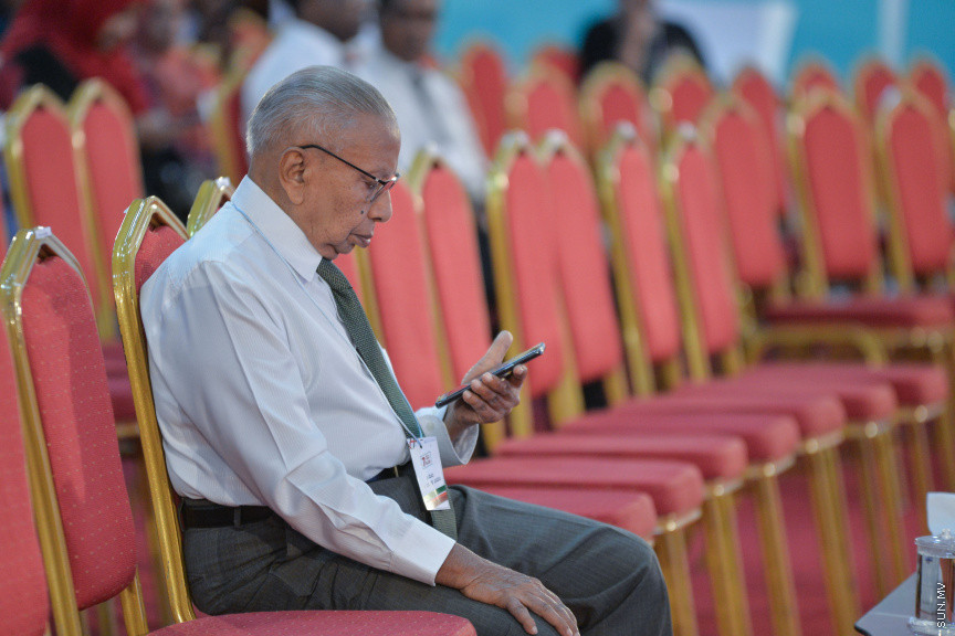 ނޮވެމްބަރ 7، 2019: ކުރީގެ ރައީސް މައުމޫން އަބްދުލް ގައްޔޫމް އިސްވެ އުފެއްދެވި މޯލްޑިވްސް ރީފޯމް މޫވްމަންޓް (އެމްއާރުއެމް) އުފެއްދުމަށް ދަރުބާރުގޭގައި ބޭއްވި ހާއްސަ ޖަލްސާގެ ތެރެއިން: މީގެ ކުރިން މައުމޫން އަބްދުލް ގައްޔޫމް އިސްވެ ވަނީ 2 ޕާޓީއެށް އުފައްދަވާފަ -- ސަން ފޮޓޯ/ ފަޔާޒު މޫސާ