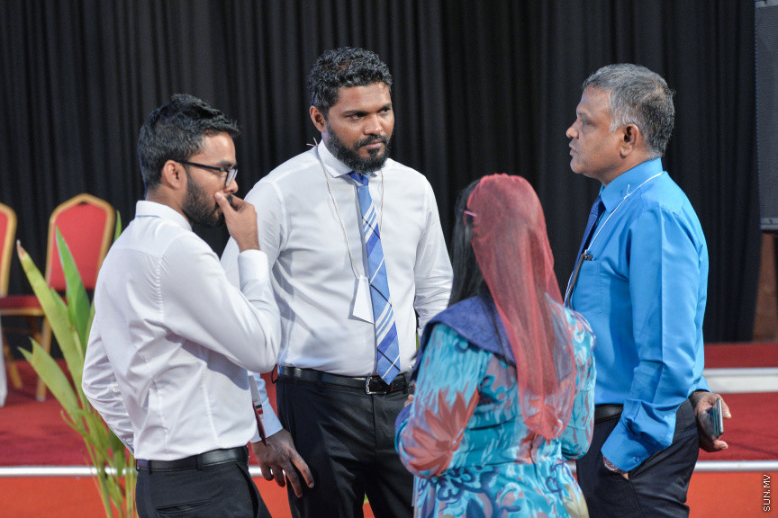 ނޮވެމްބަރ 7، 2019: ކުރީގެ ރައީސް މައުމޫން އަބްދުލް ގައްޔޫމް އިސްވެ އުފެއްދެވި މޯލްޑިވްސް ރީފޯމް މޫވްމަންޓް (އެމްއާރުއެމް) އުފެއްދުމަށް ދަރުބާރުގޭގައި ބޭއްވި ހާއްސަ ޖަލްސާގެ ތެރެއިން: މީގެ ކުރިން މައުމޫން އަބްދުލް ގައްޔޫމް އިސްވެ ވަނީ 2 ޕާޓީއެށް އުފައްދަވާފަ -- ސަން ފޮޓޯ/ ފަޔާޒު މޫސާ
