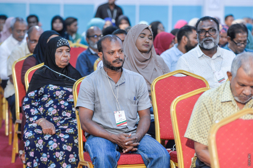ނޮވެމްބަރ 7، 2019: ކުރީގެ ރައީސް މައުމޫން އަބްދުލް ގައްޔޫމް އިސްވެ އުފެއްދެވި މޯލްޑިވްސް ރީފޯމް މޫވްމަންޓް (އެމްއާރުއެމް) އުފެއްދުމަށް ދަރުބާރުގޭގައި ބޭއްވި ހާއްސަ ޖަލްސާގެ ތެރެއިން: މީގެ ކުރިން މައުމޫން އަބްދުލް ގައްޔޫމް އިސްވެ ވަނީ 2 ޕާޓީއެށް އުފައްދަވާފަ -- ސަން ފޮޓޯ/ ފަޔާޒު މޫސާ