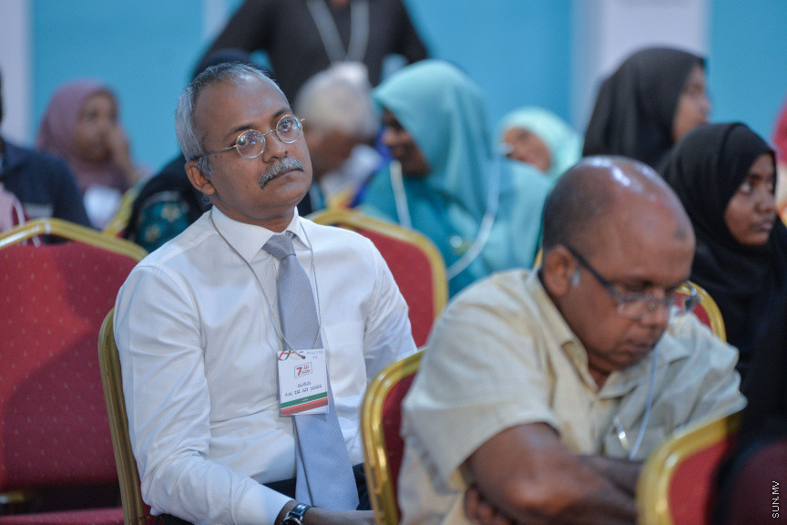 ނޮވެމްބަރ 7، 2019: ކުރީގެ ރައީސް މައުމޫން އަބްދުލް ގައްޔޫމް އިސްވެ އުފެއްދެވި މޯލްޑިވްސް ރީފޯމް މޫވްމަންޓް (އެމްއާރުއެމް) އުފެއްދުމަށް ދަރުބާރުގޭގައި ބޭއްވި ހާއްސަ ޖަލްސާގެ ތެރެއިން: މީގެ ކުރިން މައުމޫން އަބްދުލް ގައްޔޫމް އިސްވެ ވަނީ 2 ޕާޓީއެށް އުފައްދަވާފަ -- ސަން ފޮޓޯ/ ފަޔާޒު މޫސާ