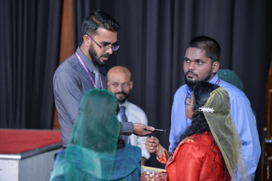 ނޮވެމްބަރ 7، 2019: ކުރީގެ ރައީސް މައުމޫން އަބްދުލް ގައްޔޫމް އިސްވެ އުފެއްދެވި މޯލްޑިވްސް ރީފޯމް މޫވްމަންޓް (އެމްއާރުއެމް) އުފެއްދުމަށް ދަރުބާރުގޭގައި ބޭއްވި ހާއްސަ ޖަލްސާގެ ތެރެއިން: މީގެ ކުރިން މައުމޫން އަބްދުލް ގައްޔޫމް އިސްވެ ވަނީ 2 ޕާޓީއެށް އުފައްދަވާފަ -- ސަން ފޮޓޯ/ ފަޔާޒު މޫސާ