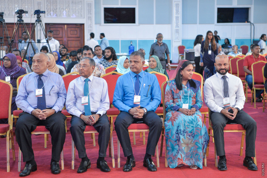 ނޮވެމްބަރ 7، 2019: ކުރީގެ ރައީސް މައުމޫން އަބްދުލް ގައްޔޫމް އިސްވެ އުފެއްދެވި މޯލްޑިވްސް ރީފޯމް މޫވްމަންޓް (އެމްއާރުއެމް) އުފެއްދުމަށް ދަރުބާރުގޭގައި ބޭއްވި ހާއްސަ ޖަލްސާގެ ތެރެއިން: މީގެ ކުރިން މައުމޫން އަބްދުލް ގައްޔޫމް އިސްވެ ވަނީ 2 ޕާޓީއެށް އުފައްދަވާފަ -- ސަން ފޮޓޯ/ ފަޔާޒު މޫސާ