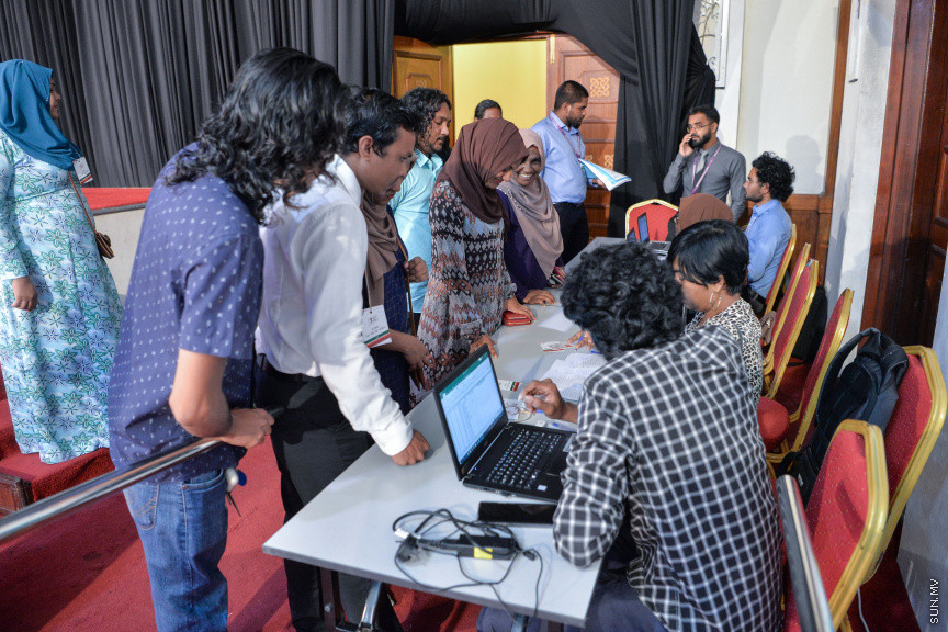 ނޮވެމްބަރ 7، 2019: ކުރީގެ ރައީސް މައުމޫން އަބްދުލް ގައްޔޫމް އިސްވެ އުފެއްދެވި މޯލްޑިވްސް ރީފޯމް މޫވްމަންޓް (އެމްއާރުއެމް) އުފެއްދުމަށް ދަރުބާރުގޭގައި ބޭއްވި ހާއްސަ ޖަލްސާގެ ތެރެއިން: މީގެ ކުރިން މައުމޫން އަބްދުލް ގައްޔޫމް އިސްވެ ވަނީ 2 ޕާޓީއެށް އުފައްދަވާފަ -- ސަން ފޮޓޯ/ ފަޔާޒު މޫސާ