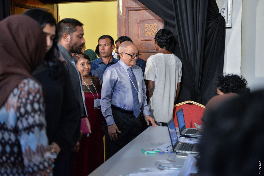 ނޮވެމްބަރ 7، 2019: ކުރީގެ ރައީސް މައުމޫން އަބްދުލް ގައްޔޫމް އިސްވެ އުފެއްދެވި މޯލްޑިވްސް ރީފޯމް މޫވްމަންޓް (އެމްއާރުއެމް) އުފެއްދުމަށް ދަރުބާރުގޭގައި ބޭއްވި ހާއްސަ ޖަލްސާގެ ތެރެއިން: މީގެ ކުރިން މައުމޫން އަބްދުލް ގައްޔޫމް އިސްވެ ވަނީ 2 ޕާޓީއެށް އުފައްދަވާފަ -- ސަން ފޮޓޯ/ ފަޔާޒު މޫސާ