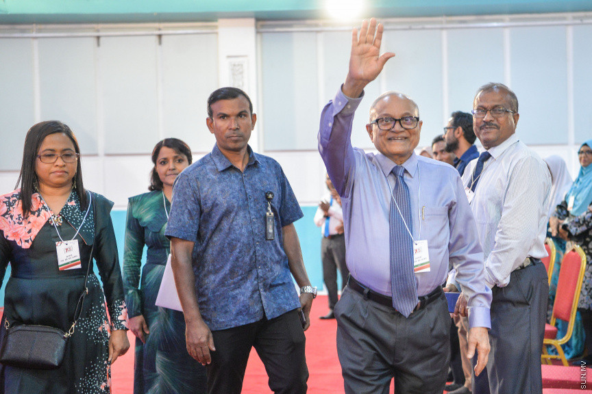 ނޮވެމްބަރ 7، 2019: ކުރީގެ ރައީސް މައުމޫން އަބްދުލް ގައްޔޫމް އިސްވެ އުފެއްދެވި މޯލްޑިވްސް ރީފޯމް މޫވްމަންޓް (އެމްއާރުއެމް) އުފެއްދުމަށް ދަރުބާރުގޭގައި ބޭއްވި ހާއްސަ ޖަލްސާގެ ތެރެއިން: މީގެ ކުރިން މައުމޫން އަބްދުލް ގައްޔޫމް އިސްވެ ވަނީ 2 ޕާޓީއެށް އުފައްދަވާފަ -- ސަން ފޮޓޯ/ ފަޔާޒު މޫސާ