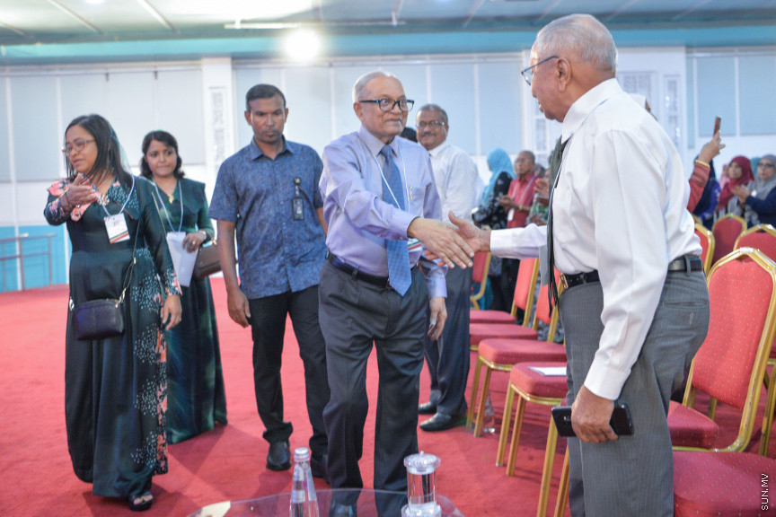 ނޮވެމްބަރ 7، 2019: ކުރީގެ ރައީސް މައުމޫން އަބްދުލް ގައްޔޫމް އިސްވެ އުފެއްދެވި މޯލްޑިވްސް ރީފޯމް މޫވްމަންޓް (އެމްއާރުއެމް) އުފެއްދުމަށް ދަރުބާރުގޭގައި ބޭއްވި ހާއްސަ ޖަލްސާގެ ތެރެއިން: މީގެ ކުރިން މައުމޫން އަބްދުލް ގައްޔޫމް އިސްވެ ވަނީ 2 ޕާޓީއެށް އުފައްދަވާފަ -- ސަން ފޮޓޯ/ ފަޔާޒު މޫސާ