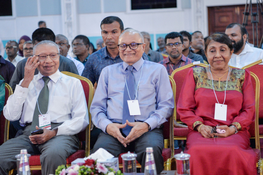 ނޮވެމްބަރ 7، 2019: ކުރީގެ ރައީސް މައުމޫން އަބްދުލް ގައްޔޫމް އިސްވެ އުފެއްދެވި މޯލްޑިވްސް ރީފޯމް މޫވްމަންޓް (އެމްއާރުއެމް) އުފެއްދުމަށް ދަރުބާރުގޭގައި ބޭއްވި ހާއްސަ ޖަލްސާގެ ތެރެއިން: މީގެ ކުރިން މައުމޫން އަބްދުލް ގައްޔޫމް އިސްވެ ވަނީ 2 ޕާޓީއެށް އުފައްދަވާފަ -- ސަން ފޮޓޯ/ ފަޔާޒު މޫސާ