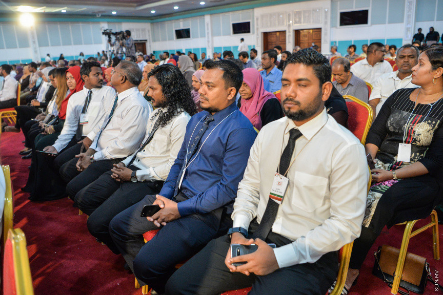 ނޮވެމްބަރ 7، 2019: ކުރީގެ ރައީސް މައުމޫން އަބްދުލް ގައްޔޫމް އިސްވެ އުފެއްދެވި މޯލްޑިވްސް ރީފޯމް މޫވްމަންޓް (އެމްއާރުއެމް) އުފެއްދުމަށް ދަރުބާރުގޭގައި ބޭއްވި ހާއްސަ ޖަލްސާގެ ތެރެއިން: މީގެ ކުރިން މައުމޫން އަބްދުލް ގައްޔޫމް އިސްވެ ވަނީ 2 ޕާޓީއެށް އުފައްދަވާފަ -- ސަން ފޮޓޯ/ ފަޔާޒު މޫސާ