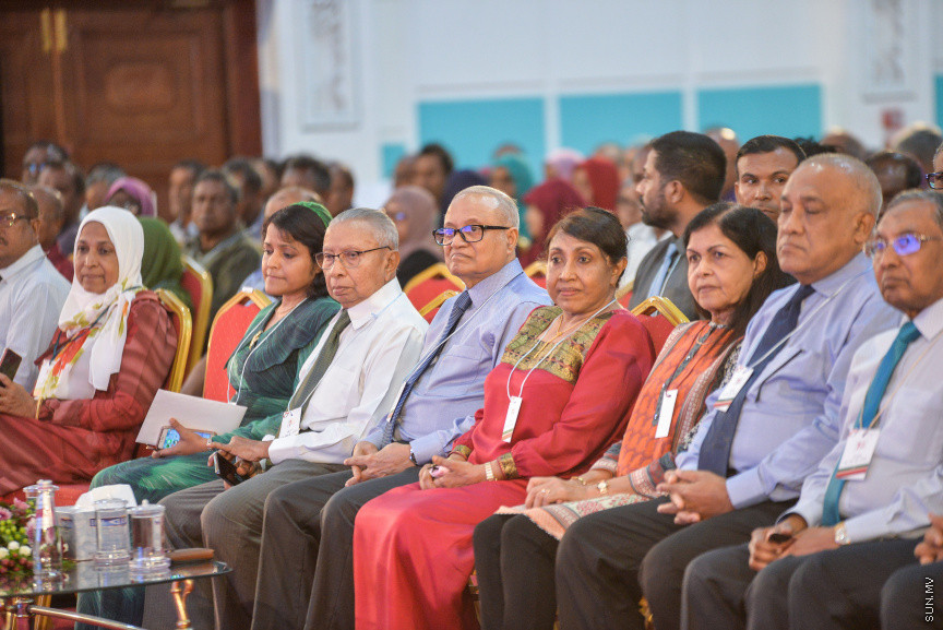 ނޮވެމްބަރ 7، 2019: ކުރީގެ ރައީސް މައުމޫން އަބްދުލް ގައްޔޫމް އިސްވެ އުފެއްދެވި މޯލްޑިވްސް ރީފޯމް މޫވްމަންޓް (އެމްއާރުއެމް) އުފެއްދުމަށް ދަރުބާރުގޭގައި ބޭއްވި ހާއްސަ ޖަލްސާގެ ތެރެއިން: މީގެ ކުރިން މައުމޫން އަބްދުލް ގައްޔޫމް އިސްވެ ވަނީ 2 ޕާޓީއެށް އުފައްދަވާފަ -- ސަން ފޮޓޯ/ ފަޔާޒު މޫސާ