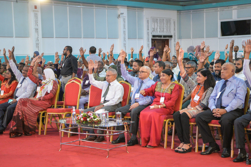 ނޮވެމްބަރ 7، 2019: ކުރީގެ ރައީސް މައުމޫން އަބްދުލް ގައްޔޫމް އިސްވެ އުފެއްދެވި މޯލްޑިވްސް ރީފޯމް މޫވްމަންޓް (އެމްއާރުއެމް) އުފެއްދުމަށް ދަރުބާރުގޭގައި ބޭއްވި ހާއްސަ ޖަލްސާގެ ތެރެއިން: މީގެ ކުރިން މައުމޫން އަބްދުލް ގައްޔޫމް އިސްވެ ވަނީ 2 ޕާޓީއެށް އުފައްދަވާފަ -- ސަން ފޮޓޯ/ ފަޔާޒު މޫސާ