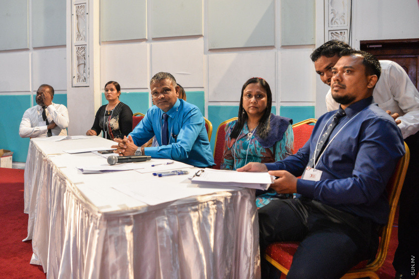 ނޮވެމްބަރ 7، 2019: ކުރީގެ ރައީސް މައުމޫން އަބްދުލް ގައްޔޫމް އިސްވެ އުފެއްދެވި މޯލްޑިވްސް ރީފޯމް މޫވްމަންޓް (އެމްއާރުއެމް) އުފެއްދުމަށް ދަރުބާރުގޭގައި ބޭއްވި ހާއްސަ ޖަލްސާގެ ތެރެއިން: މީގެ ކުރިން މައުމޫން އަބްދުލް ގައްޔޫމް އިސްވެ ވަނީ 2 ޕާޓީއެށް އުފައްދަވާފަ -- ސަން ފޮޓޯ/ ފަޔާޒު މޫސާ