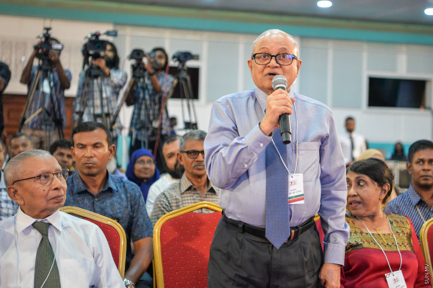 ނޮވެމްބަރ 7، 2019: ކުރީގެ ރައީސް މައުމޫން އަބްދުލް ގައްޔޫމް އިސްވެ އުފެއްދެވި މޯލްޑިވްސް ރީފޯމް މޫވްމަންޓް (އެމްއާރުއެމް) އުފެއްދުމަށް ދަރުބާރުގޭގައި ބޭއްވި ހާއްސަ ޖަލްސާގެ ތެރެއިން: މީގެ ކުރިން މައުމޫން އަބްދުލް ގައްޔޫމް އިސްވެ ވަނީ 2 ޕާޓީއެށް އުފައްދަވާފަ -- ސަން ފޮޓޯ/ ފަޔާޒު މޫސާ