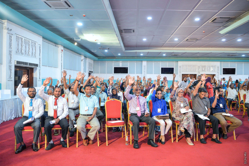 ނޮވެމްބަރ 7، 2019: ކުރީގެ ރައީސް މައުމޫން އަބްދުލް ގައްޔޫމް އިސްވެ އުފެއްދެވި މޯލްޑިވްސް ރީފޯމް މޫވްމަންޓް (އެމްއާރުއެމް) އުފެއްދުމަށް ދަރުބާރުގޭގައި ބޭއްވި ހާއްސަ ޖަލްސާގެ ތެރެއިން: މީގެ ކުރިން މައުމޫން އަބްދުލް ގައްޔޫމް އިސްވެ ވަނީ 2 ޕާޓީއެށް އުފައްދަވާފަ -- ސަން ފޮޓޯ/ ފަޔާޒު މޫސާ