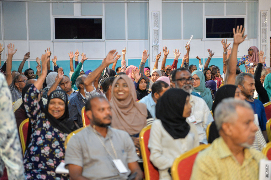 ނޮވެމްބަރ 7، 2019: ކުރީގެ ރައީސް މައުމޫން އަބްދުލް ގައްޔޫމް އިސްވެ އުފެއްދެވި މޯލްޑިވްސް ރީފޯމް މޫވްމަންޓް (އެމްއާރުއެމް) އުފެއްދުމަށް ދަރުބާރުގޭގައި ބޭއްވި ހާއްސަ ޖަލްސާގެ ތެރެއިން: މީގެ ކުރިން މައުމޫން އަބްދުލް ގައްޔޫމް އިސްވެ ވަނީ 2 ޕާޓީއެށް އުފައްދަވާފަ -- ސަން ފޮޓޯ/ ފަޔާޒު މޫސާ