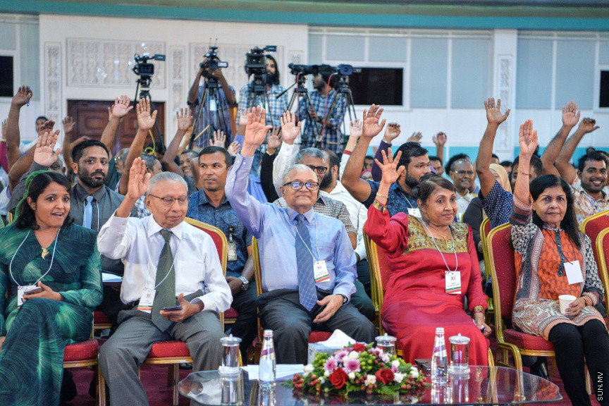 ނޮވެމްބަރ 7، 2019: ކުރީގެ ރައީސް މައުމޫން އަބްދުލް ގައްޔޫމް އިސްވެ އުފެއްދެވި މޯލްޑިވްސް ރީފޯމް މޫވްމަންޓް (އެމްއާރުއެމް) އުފެއްދުމަށް ދަރުބާރުގޭގައި ބޭއްވި ހާއްސަ ޖަލްސާގެ ތެރެއިން: މީގެ ކުރިން މައުމޫން އަބްދުލް ގައްޔޫމް އިސްވެ ވަނީ 2 ޕާޓީއެށް އުފައްދަވާފަ -- ސަން ފޮޓޯ/ ފަޔާޒު މޫސާ