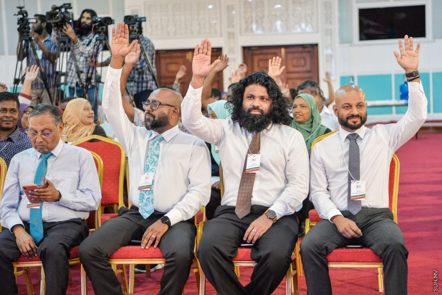 ނޮވެމްބަރ 7، 2019: ކުރީގެ ރައީސް މައުމޫން އަބްދުލް ގައްޔޫމް އިސްވެ އުފެއްދެވި މޯލްޑިވްސް ރީފޯމް މޫވްމަންޓް (އެމްއާރުއެމް) އުފެއްދުމަށް ދަރުބާރުގޭގައި ބޭއްވި ހާއްސަ ޖަލްސާގެ ތެރެއިން: މީގެ ކުރިން މައުމޫން އަބްދުލް ގައްޔޫމް އިސްވެ ވަނީ 2 ޕާޓީއެށް އުފައްދަވާފަ -- ސަން ފޮޓޯ/ ފަޔާޒު މޫސާ