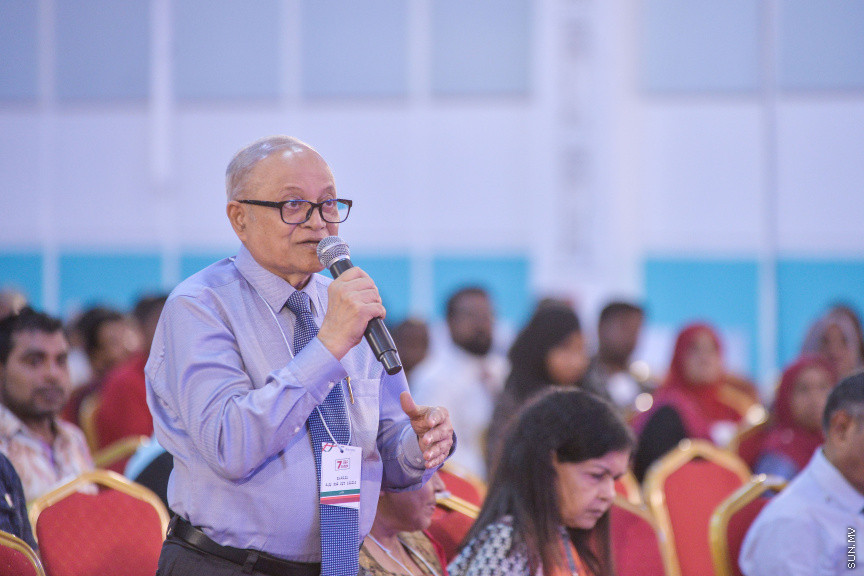 ނޮވެމްބަރ 7، 2019: ކުރީގެ ރައީސް މައުމޫން އަބްދުލް ގައްޔޫމް އިސްވެ އުފެއްދެވި މޯލްޑިވްސް ރީފޯމް މޫވްމަންޓް (އެމްއާރުއެމް) އުފެއްދުމަށް ދަރުބާރުގޭގައި ބޭއްވި ހާއްސަ ޖަލްސާގެ ތެރެއިން: މީގެ ކުރިން މައުމޫން އަބްދުލް ގައްޔޫމް އިސްވެ ވަނީ 2 ޕާޓީއެށް އުފައްދަވާފަ -- ސަން ފޮޓޯ/ ފަޔާޒު މޫސާ