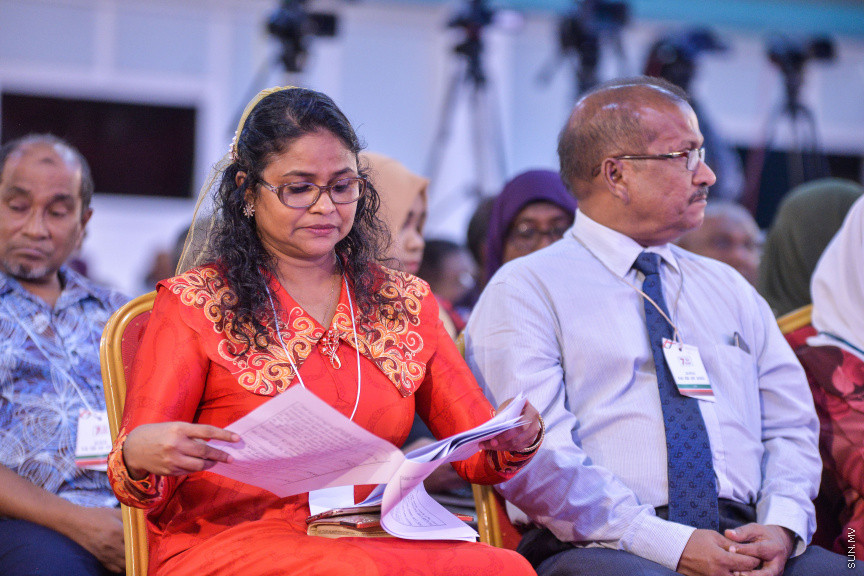 ނޮވެމްބަރ 7، 2019: ކުރީގެ ރައީސް މައުމޫން އަބްދުލް ގައްޔޫމް އިސްވެ އުފެއްދެވި މޯލްޑިވްސް ރީފޯމް މޫވްމަންޓް (އެމްއާރުއެމް) އުފެއްދުމަށް ދަރުބާރުގޭގައި ބޭއްވި ހާއްސަ ޖަލްސާގެ ތެރެއިން: މީގެ ކުރިން މައުމޫން އަބްދުލް ގައްޔޫމް އިސްވެ ވަނީ 2 ޕާޓީއެށް އުފައްދަވާފަ -- ސަން ފޮޓޯ/ ފަޔާޒު މޫސާ