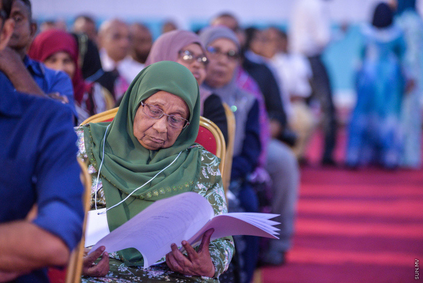 ނޮވެމްބަރ 7، 2019: ކުރީގެ ރައީސް މައުމޫން އަބްދުލް ގައްޔޫމް އިސްވެ އުފެއްދެވި މޯލްޑިވްސް ރީފޯމް މޫވްމަންޓް (އެމްއާރުއެމް) އުފެއްދުމަށް ދަރުބާރުގޭގައި ބޭއްވި ހާއްސަ ޖަލްސާގެ ތެރެއިން: މީގެ ކުރިން މައުމޫން އަބްދުލް ގައްޔޫމް އިސްވެ ވަނީ 2 ޕާޓީއެށް އުފައްދަވާފަ -- ސަން ފޮޓޯ/ ފަޔާޒު މޫސާ