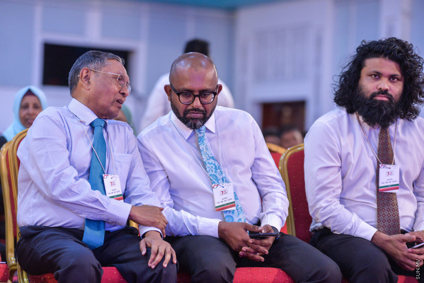 ނޮވެމްބަރ 7، 2019: ކުރީގެ ރައީސް މައުމޫން އަބްދުލް ގައްޔޫމް އިސްވެ އުފެއްދެވި މޯލްޑިވްސް ރީފޯމް މޫވްމަންޓް (އެމްއާރުއެމް) އުފެއްދުމަށް ދަރުބާރުގޭގައި ބޭއްވި ހާއްސަ ޖަލްސާގެ ތެރެއިން: މީގެ ކުރިން މައުމޫން އަބްދުލް ގައްޔޫމް އިސްވެ ވަނީ 2 ޕާޓީއެށް އުފައްދަވާފަ -- ސަން ފޮޓޯ/ ފަޔާޒު މޫސާ