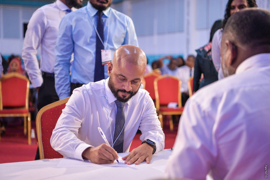 ނޮވެމްބަރ 7، 2019: ކުރީގެ ރައީސް މައުމޫން އަބްދުލް ގައްޔޫމް އިސްވެ އުފެއްދެވި މޯލްޑިވްސް ރީފޯމް މޫވްމަންޓް (އެމްއާރުއެމް) އުފެއްދުމަށް ދަރުބާރުގޭގައި ބޭއްވި ހާއްސަ ޖަލްސާގެ ތެރެއިން: މީގެ ކުރިން މައުމޫން އަބްދުލް ގައްޔޫމް އިސްވެ ވަނީ 2 ޕާޓީއެށް އުފައްދަވާފަ -- ސަން ފޮޓޯ/ ފަޔާޒު މޫސާ