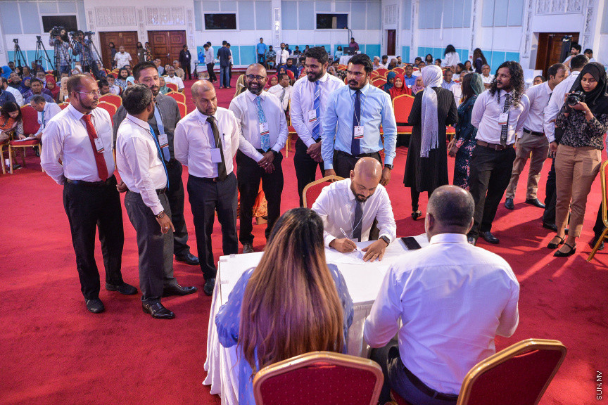 ނޮވެމްބަރ 7، 2019: ކުރީގެ ރައީސް މައުމޫން އަބްދުލް ގައްޔޫމް އިސްވެ އުފެއްދެވި މޯލްޑިވްސް ރީފޯމް މޫވްމަންޓް (އެމްއާރުއެމް) އުފެއްދުމަށް ދަރުބާރުގޭގައި ބޭއްވި ހާއްސަ ޖަލްސާގެ ތެރެއިން: މީގެ ކުރިން މައުމޫން އަބްދުލް ގައްޔޫމް އިސްވެ ވަނީ 2 ޕާޓީއެށް އުފައްދަވާފަ -- ސަން ފޮޓޯ/ ފަޔާޒު މޫސާ