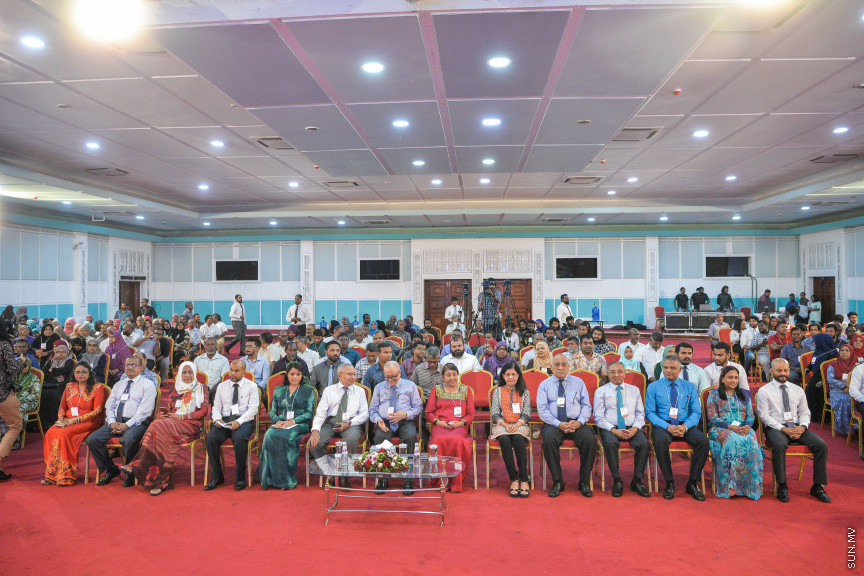 ނޮވެމްބަރ 7، 2019: ކުރީގެ ރައީސް މައުމޫން އަބްދުލް ގައްޔޫމް އިސްވެ އުފެއްދެވި މޯލްޑިވްސް ރީފޯމް މޫވްމަންޓް (އެމްއާރުއެމް) އުފެއްދުމަށް ދަރުބާރުގޭގައި ބޭއްވި ހާއްސަ ޖަލްސާގެ ތެރެއިން: މީގެ ކުރިން މައުމޫން އަބްދުލް ގައްޔޫމް އިސްވެ ވަނީ 2 ޕާޓީއެށް އުފައްދަވާފަ -- ސަން ފޮޓޯ/ ފަޔާޒު މޫސާ
