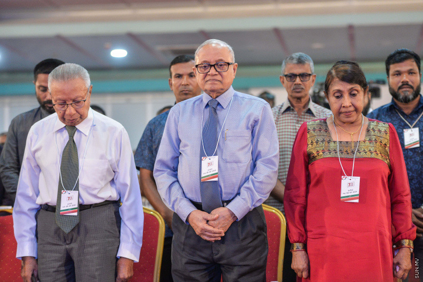 ނޮވެމްބަރ 7، 2019: ކުރީގެ ރައީސް މައުމޫން އަބްދުލް ގައްޔޫމް އިސްވެ އުފެއްދެވި މޯލްޑިވްސް ރީފޯމް މޫވްމަންޓް (އެމްއާރުއެމް) އުފެއްދުމަށް ދަރުބާރުގޭގައި ބޭއްވި ހާއްސަ ޖަލްސާގެ ތެރެއިން: މީގެ ކުރިން މައުމޫން އަބްދުލް ގައްޔޫމް އިސްވެ ވަނީ 2 ޕާޓީއެށް އުފައްދަވާފަ -- ސަން ފޮޓޯ/ ފަޔާޒު މޫސާ