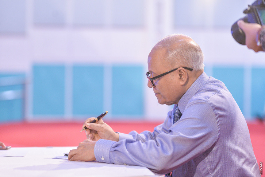 ނޮވެމްބަރ 7، 2019: ކުރީގެ ރައީސް މައުމޫން އަބްދުލް ގައްޔޫމް އިސްވެ އުފެއްދެވި މޯލްޑިވްސް ރީފޯމް މޫވްމަންޓް (އެމްއާރުއެމް) އުފެއްދުމަށް ދަރުބާރުގޭގައި ބޭއްވި ހާއްސަ ޖަލްސާގެ ތެރެއިން: މީގެ ކުރިން މައުމޫން އަބްދުލް ގައްޔޫމް އިސްވެ ވަނީ 2 ޕާޓީއެށް އުފައްދަވާފަ -- ސަން ފޮޓޯ/ ފަޔާޒު މޫސާ
