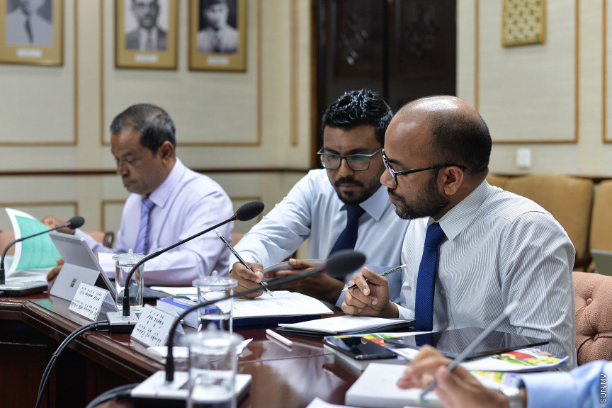 ނޮވެމްބަރ 8، 2019: އަންނަ އަހަރަ(2020)އަށް ލަފާކުރާ ދައުލަތުގެ ބެޖެޓު ދިރާސާކުރާ ރައްޔިތުން މަޖިލީހުގެ ކޮމިޓީގެ ބައްދަލުވުމަށް ފިނޭންސް މިނިސްޓަރު އިބްރާހިމް އަމީރު ހާޒިރުކުރެއްވުން -- ސަން ފޮޓޯ/ ފަޔާޒު މޫސާ