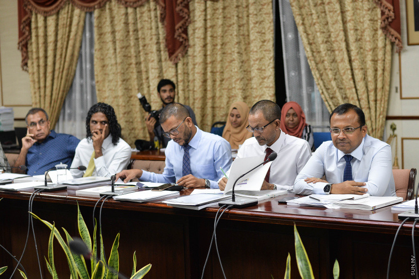 ނޮވެމްބަރ 8، 2019: އަންނަ އަހަރަ(2020)އަށް ލަފާކުރާ ދައުލަތުގެ ބެޖެޓު ދިރާސާކުރާ ރައްޔިތުން މަޖިލީހުގެ ކޮމިޓީގެ ބައްދަލުވުމަށް ފިނޭންސް މިނިސްޓަރު އިބްރާހިމް އަމީރު ހާޒިރުކުރެއްވުން -- ސަން ފޮޓޯ/ ފަޔާޒު މޫސާ