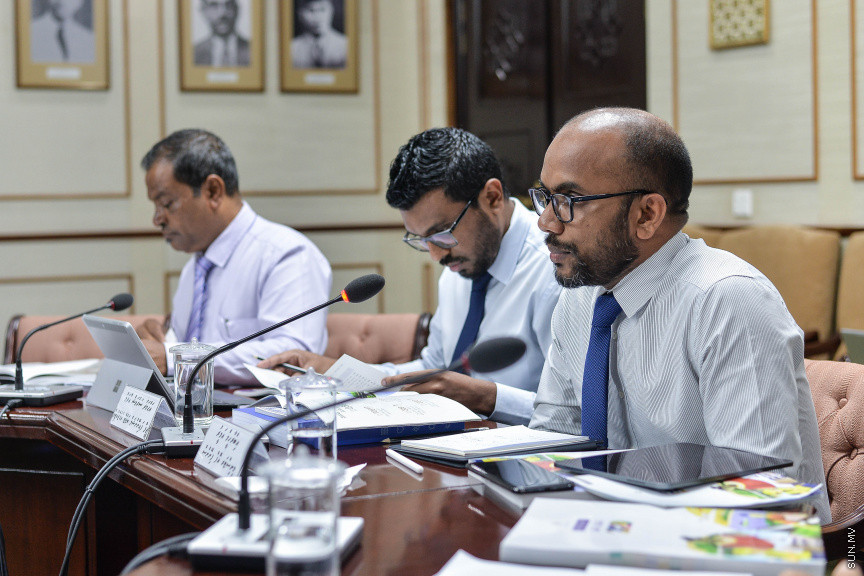 ނޮވެމްބަރ 8، 2019: އަންނަ އަހަރަ(2020)އަށް ލަފާކުރާ ދައުލަތުގެ ބެޖެޓު ދިރާސާކުރާ ރައްޔިތުން މަޖިލީހުގެ ކޮމިޓީގެ ބައްދަލުވުމަށް ފިނޭންސް މިނިސްޓަރު އިބްރާހިމް އަމީރު ހާޒިރުކުރެއްވުން -- ސަން ފޮޓޯ/ ފަޔާޒު މޫސާ